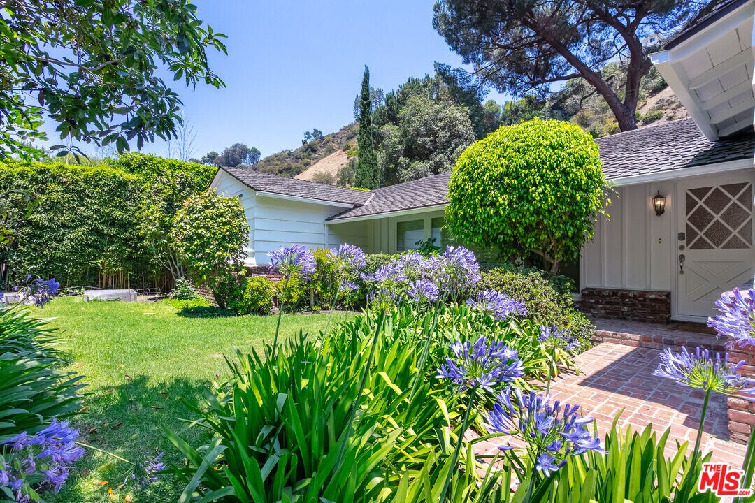 1876 Roscomare Rd in Los Angeles, CA - Building Photo