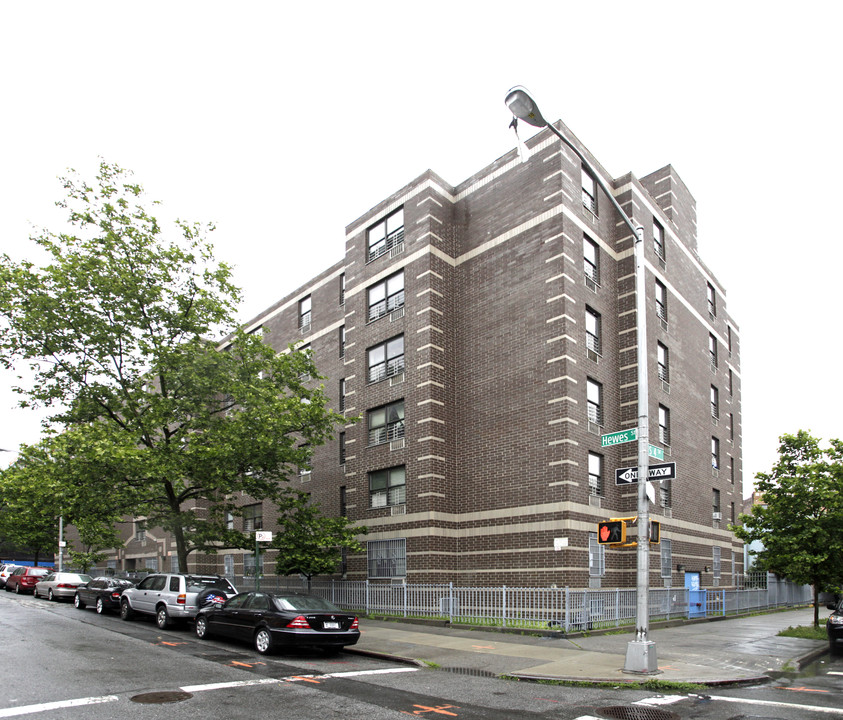 366 Hewes St in Brooklyn, NY - Building Photo