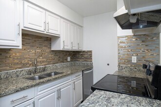 South Dale Villas in Tampa, FL - Building Photo - Interior Photo