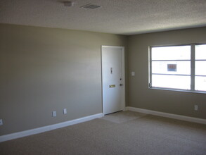 6960 Versailles-Unit -6960 in Pinellas Park, FL - Building Photo - Building Photo