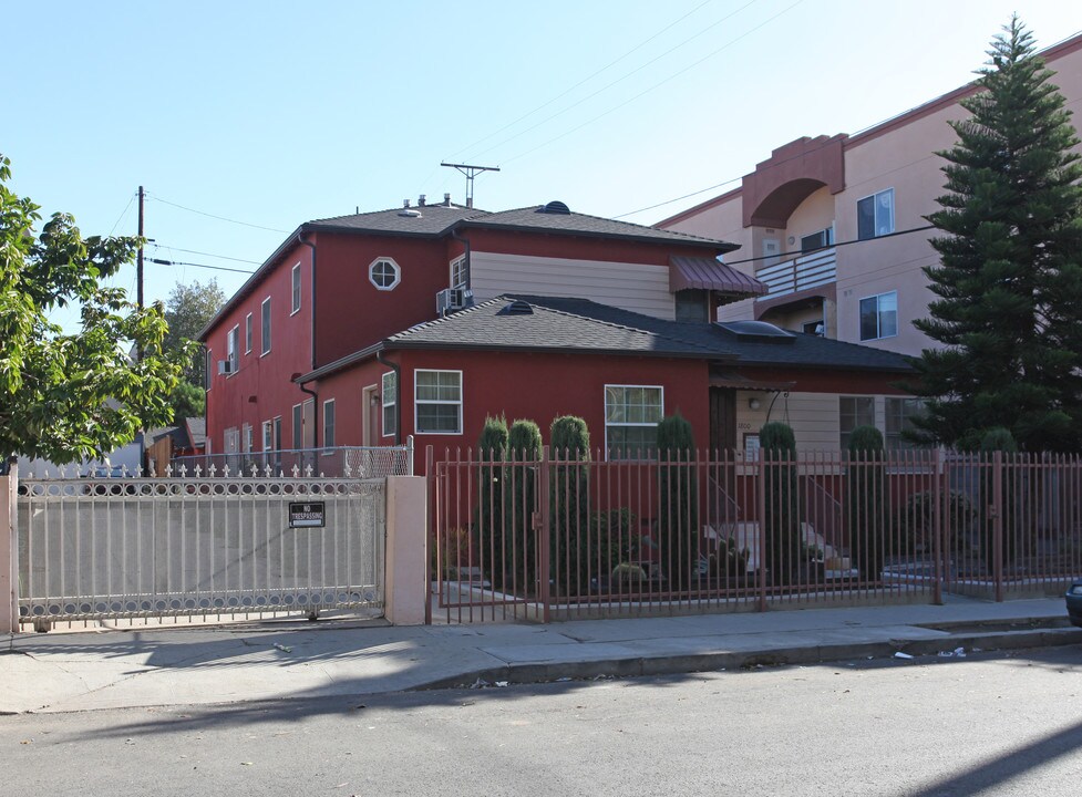 1800 Mariposa Ave in Los Angeles, CA - Foto de edificio