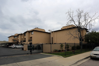 Vintage in El Cajon, CA - Foto de edificio - Building Photo