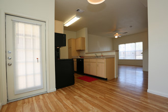 Clark's Crossing Apartment Homes in Laredo, TX - Foto de edificio - Interior Photo