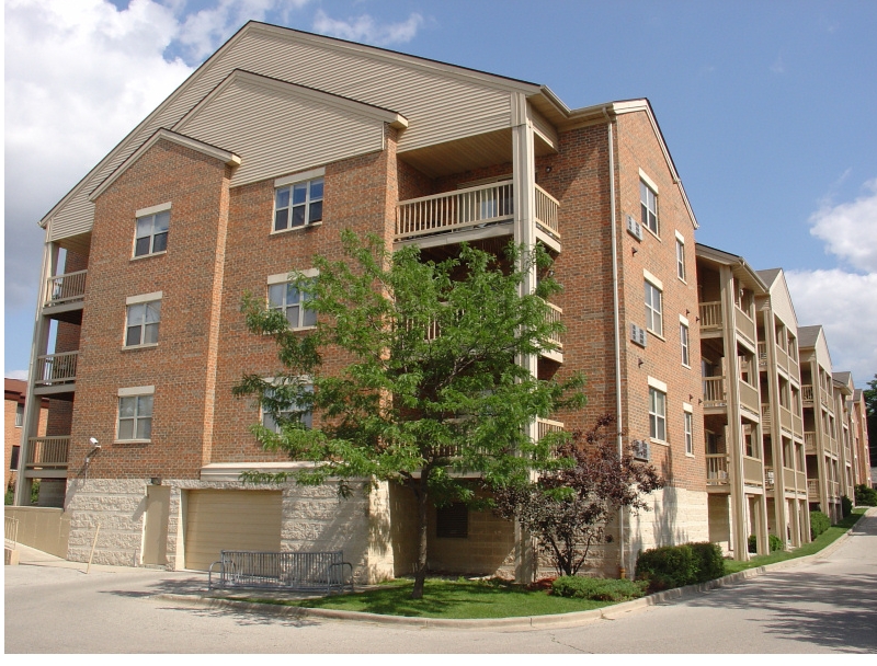 Wilshire Manor Apartments in Wauwatosa, WI - Building Photo