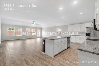 5753 Brookville Dr in Fort Worth, TX - Foto de edificio - Building Photo