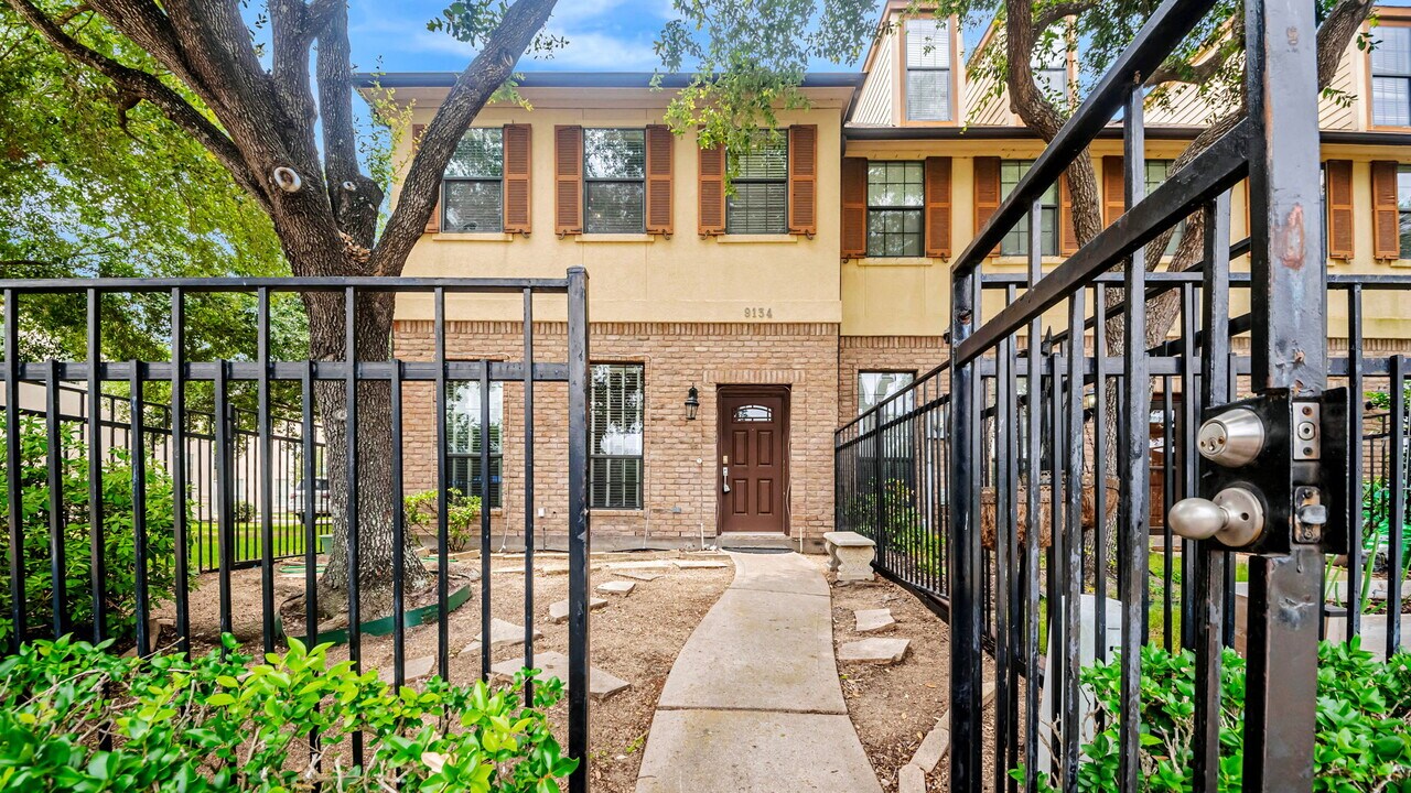 9134 Lakes At 610 Dr in Houston, TX - Building Photo