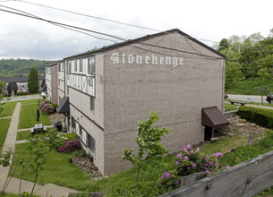 Stonehenge Apartments in Natrona Heights, PA - Foto de edificio - Building Photo