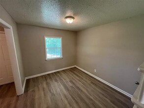 1702 Glen Key St in Grand Prairie, TX - Foto de edificio - Building Photo