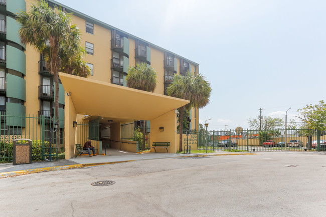 Edison Plaza in Miami, FL - Building Photo - Building Photo