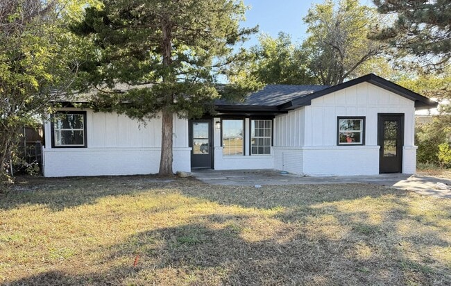 property at 904 W Robinson St