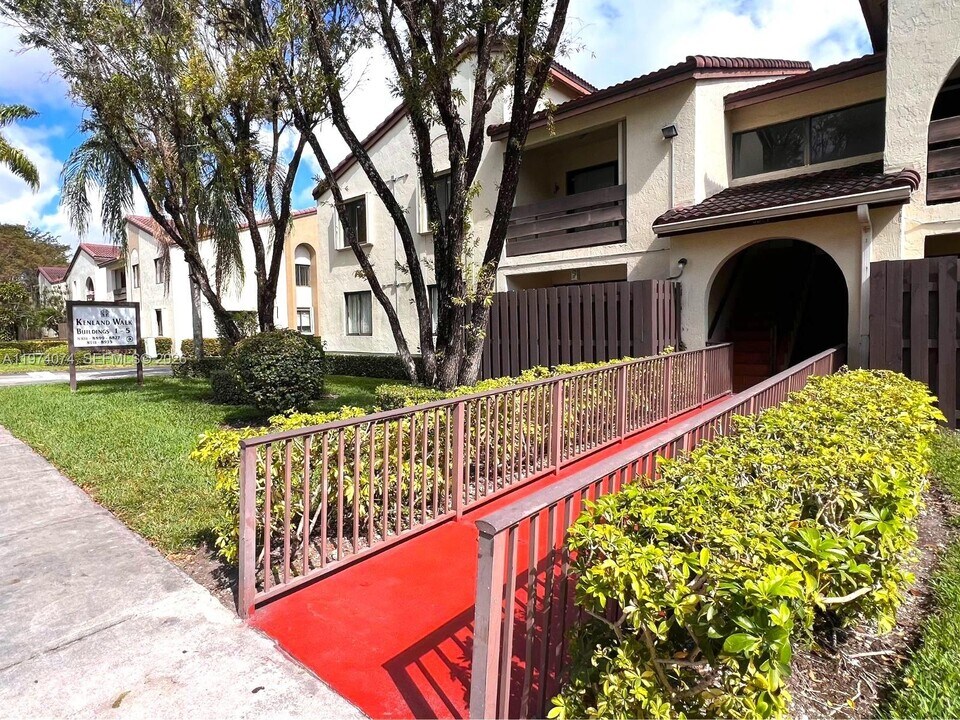 8911 SW 123rd Ct in Miami, FL - Building Photo