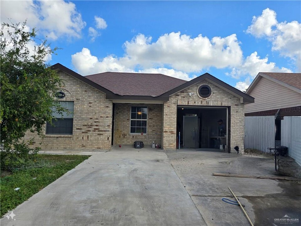 1925 W Adelita St in Weslaco, TX - Building Photo