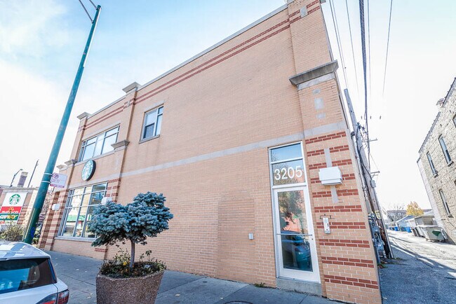 3205 W Wilson Ave, Unit 201 in Chicago, IL - Foto de edificio - Building Photo