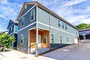 146 E South St in Fayetteville, AR - Building Photo