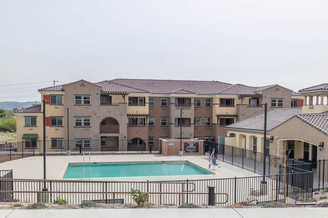 Vendra Garden Apartments in Moorpark, CA - Foto de edificio - Building Photo