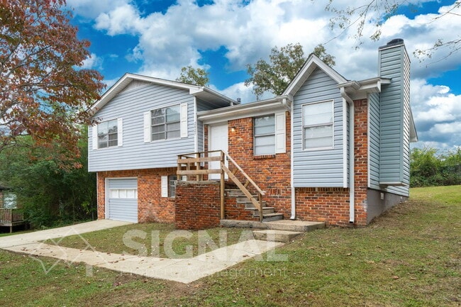 property at 2827 Arrowhead Cir NE