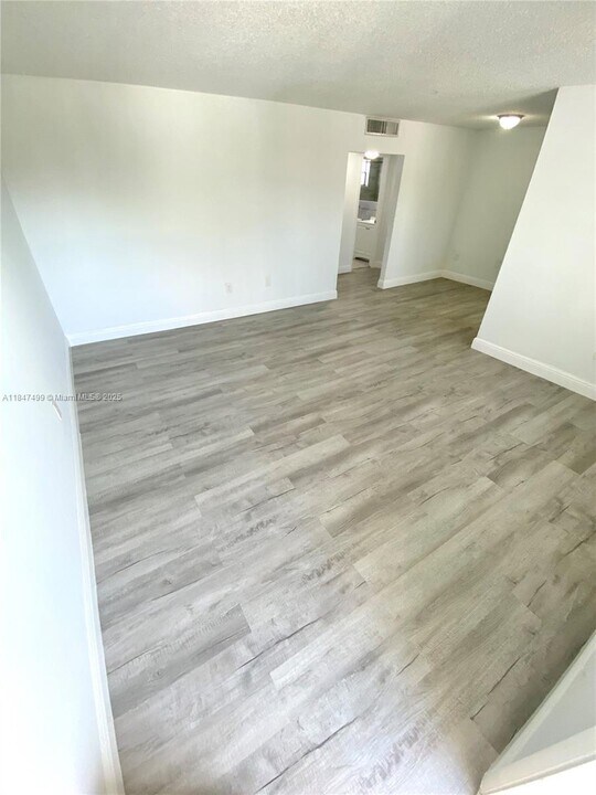400 NE 1st St in Hallandale Beach, FL - Building Photo