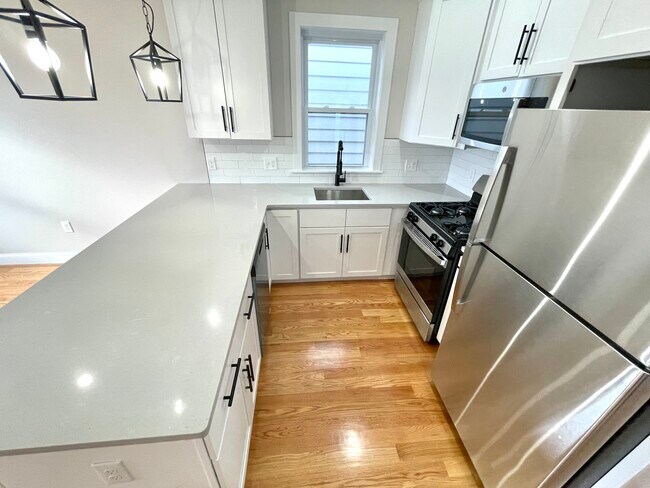 247 Chelsea St, Unit 3 in Boston, MA - Building Photo - Building Photo