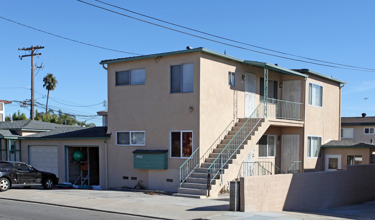 1467 Locust St in San Diego, CA - Building Photo