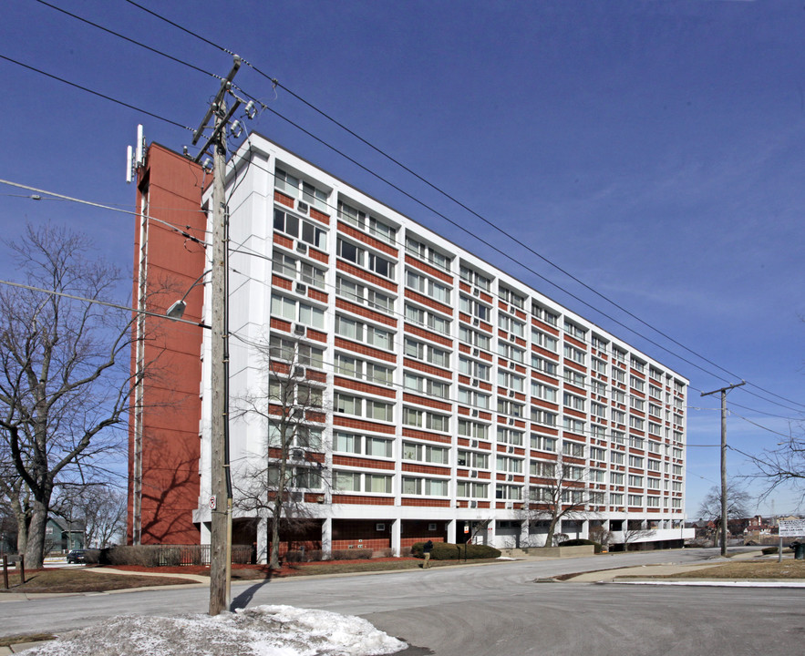 Buena Vista Towers in Elgin, IL - Building Photo