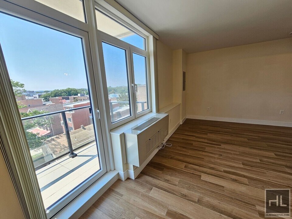 Northern Boulevard in Queens, NY - Building Photo