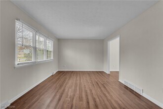 5498 Broad Blvd in North Ridgeville, OH - Foto de edificio - Building Photo