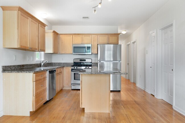 39 Montgomery St, Unit 3 in Cambridge, MA - Foto de edificio - Building Photo