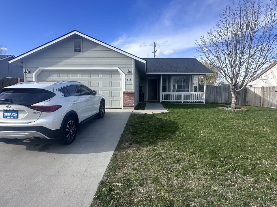 684 W Rams Hill St in Kuna, ID - Building Photo