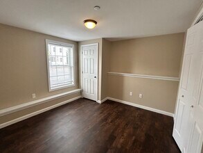 9 Main St, Unit 3 in Windham, ME - Foto de edificio - Building Photo