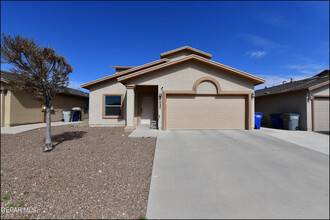 7037 Copper Town Dr in El Paso, TX - Building Photo - Building Photo