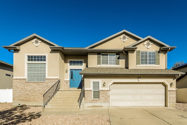 property at 996 W Fox Holw Dr