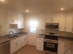 2515 Foothill Blvd in La Crescenta, CA - Building Photo - Building Photo