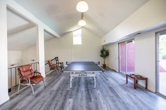 Woodland House Apartments in Woodland Hills, CA - Foto de edificio - Building Photo