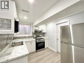 98 Dallan Dr in Guelph, ON - Building Photo - Building Photo