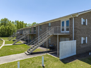 Town Creek Apartments in Columbiana, AL - Building Photo - Building Photo