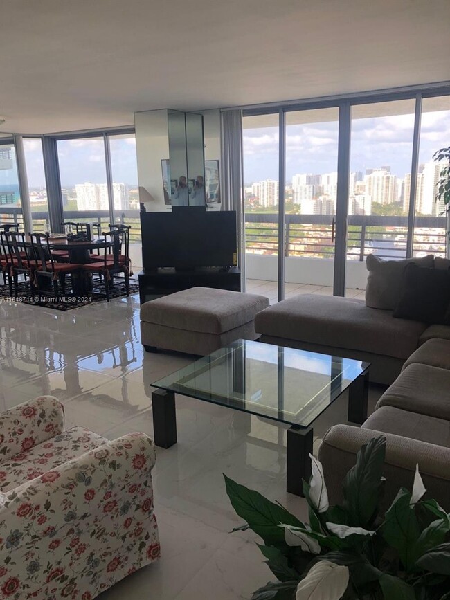 3500 Mystic Pointe Dr in Miami, FL - Building Photo - Building Photo