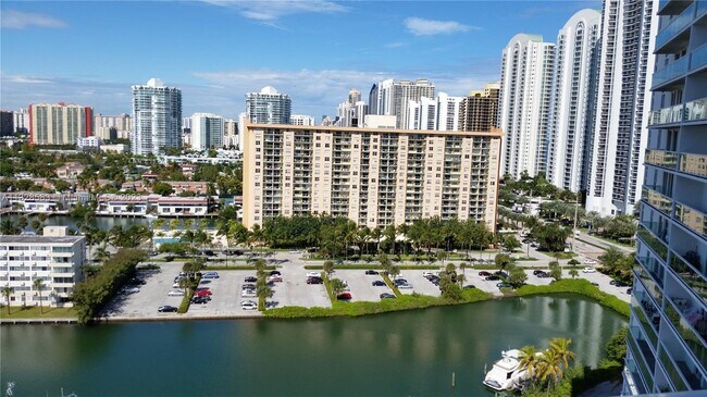 100 Bayview Dr in Sunny Isles Beach, FL - Foto de edificio - Building Photo