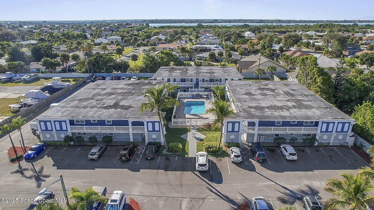 1170 S Patrick Dr in Satellite Beach, FL - Foto de edificio
