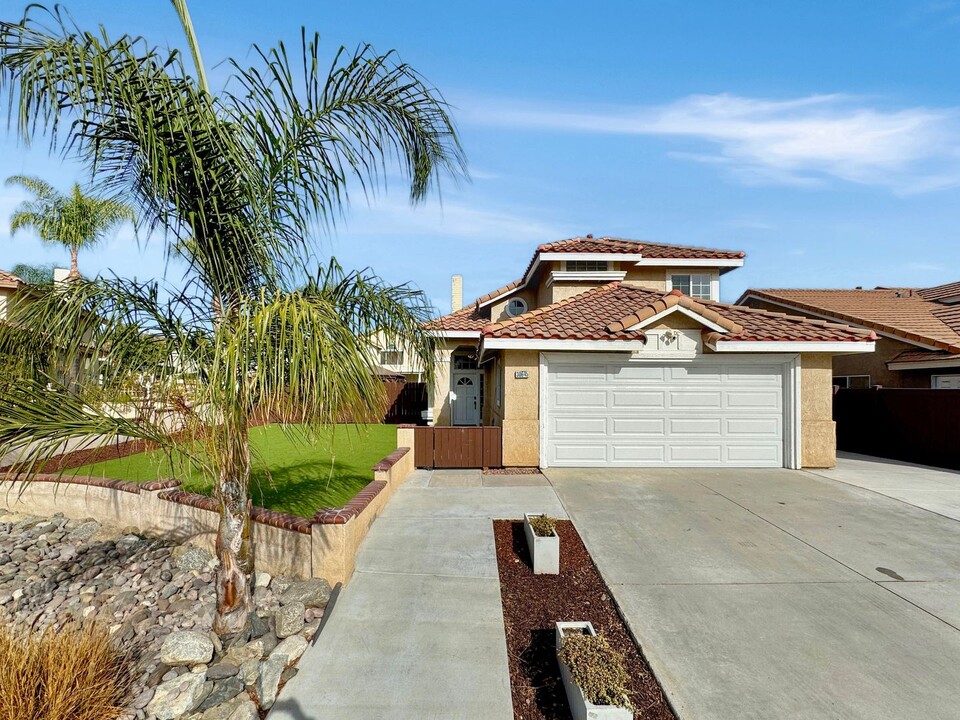 30645 Lake Point Dr in Menifee, CA - Foto de edificio