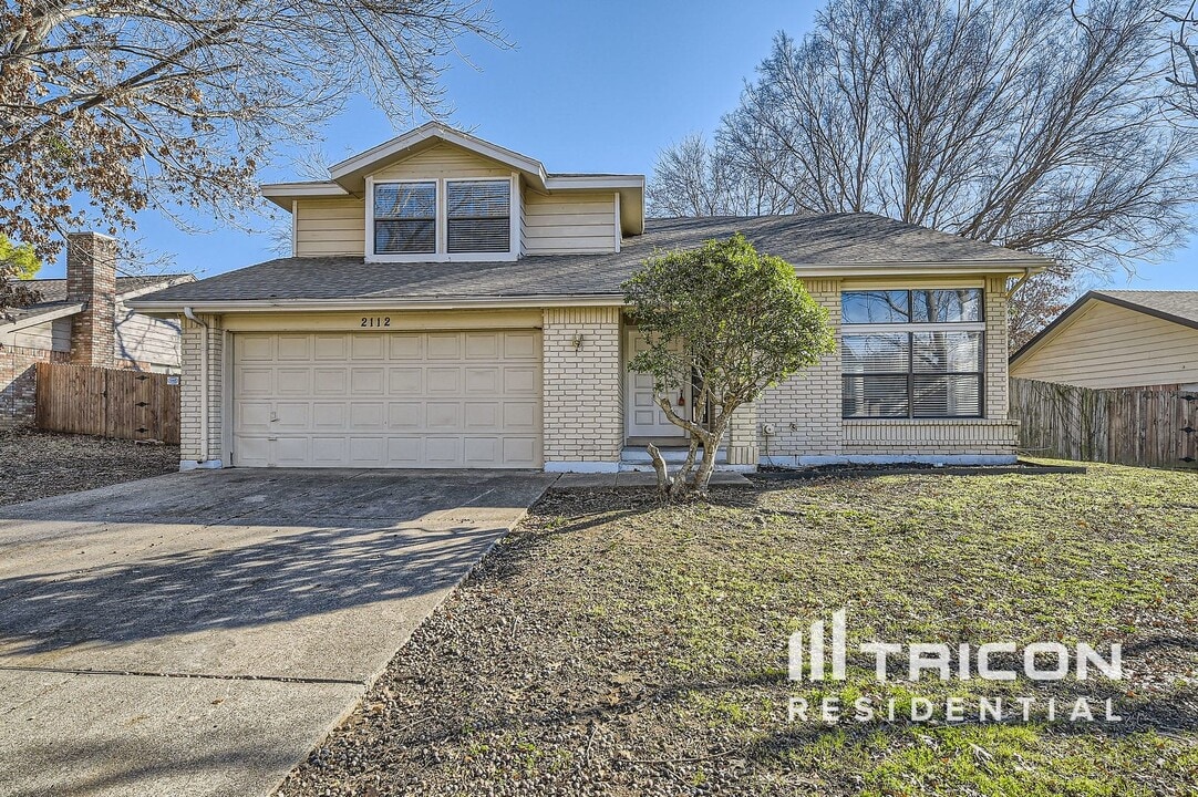 2112 Churchill Downs Dr in Arlington, TX - Building Photo