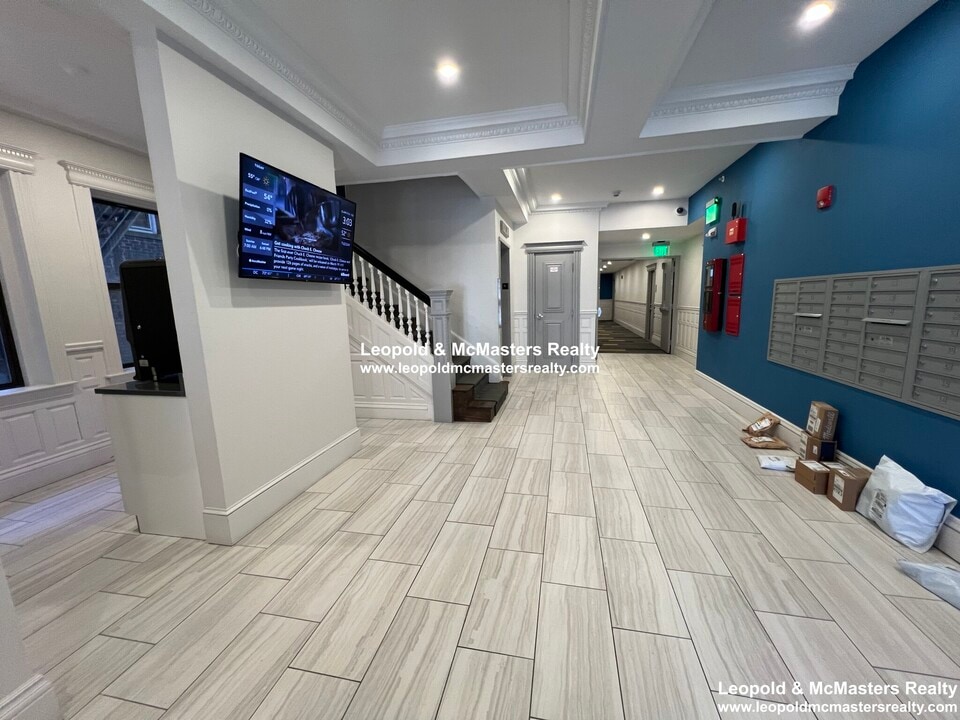 107 Queensberry St, Unit 14 in Boston, MA - Building Photo