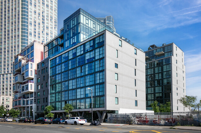 Galerie in Long Island City, NY - Building Photo - Primary Photo