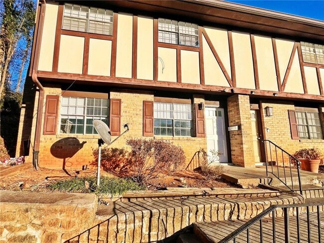 property at 2946 N Dekalb Dr