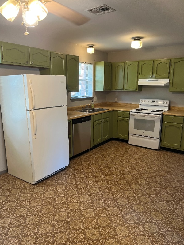 705 Guadalimar St in Lockhart, TX - Building Photo - Building Photo