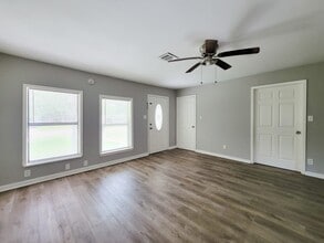 111 Wisteria St in Lake Jackson, TX - Building Photo - Building Photo