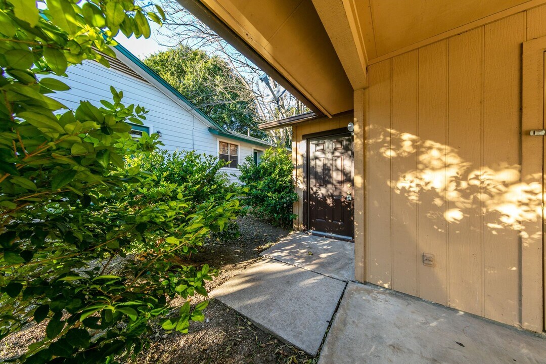 818 Sirocco Dr in Austin, TX - Building Photo