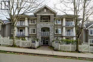 7330 Salisbury Ave in Burnaby, BC - Building Photo