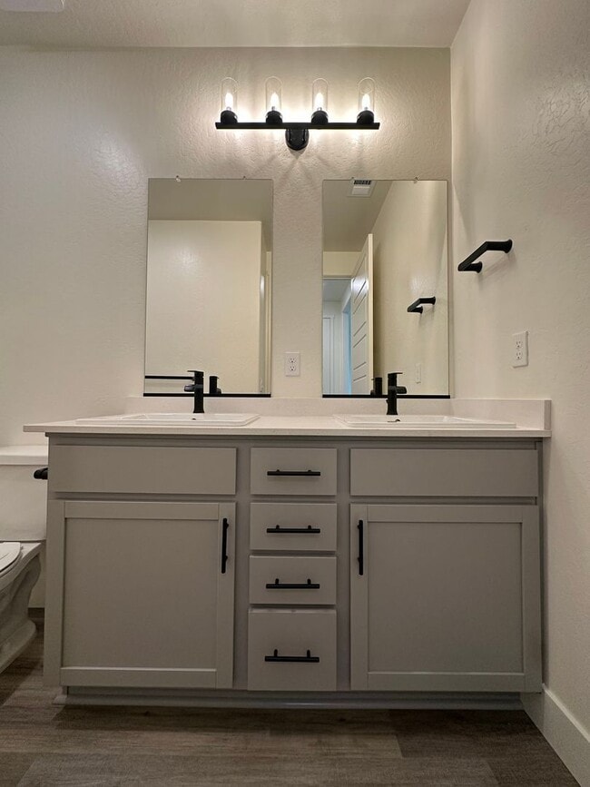 6925 W Grove Ave in Visalia, CA - Building Photo - Building Photo