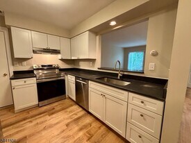 42 Stevens Ct in Bedminster, NJ - Building Photo