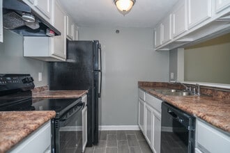The Retreat at Lakeside Apartments in Jackson, MS - Building Photo - Interior Photo